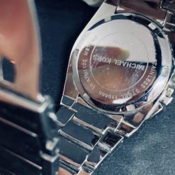 MICHAEL KORS STAINLESS STEEL MOTHER  PEARL video - Picture 6 of 7